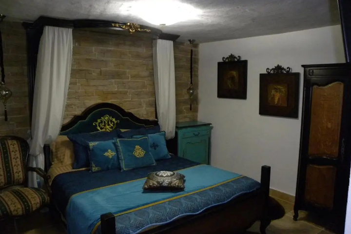 Room 5 of 8