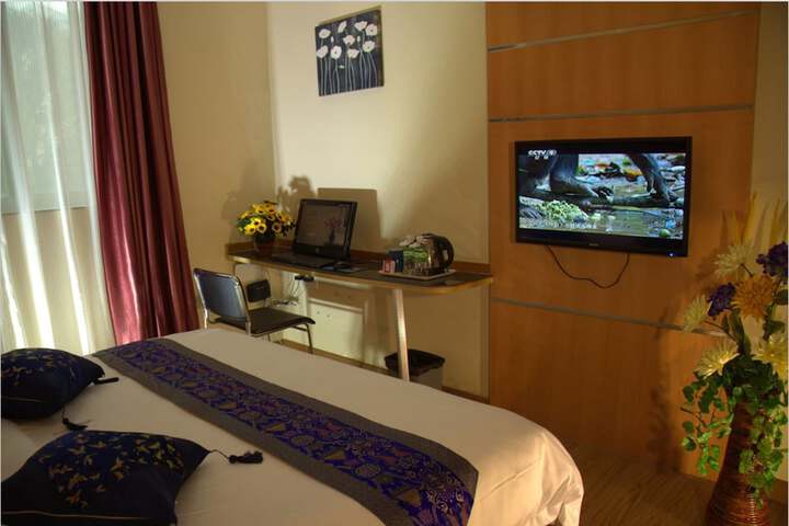 Room 5 of 18