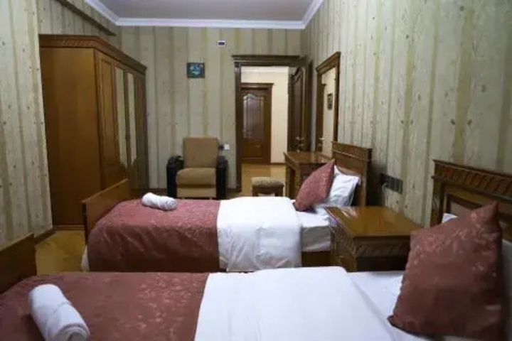 Room 6 of 8