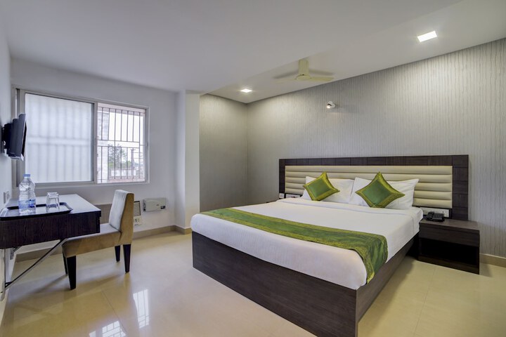 Room 9 of 15