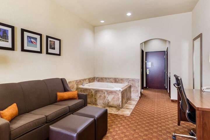 Room 9 of 33