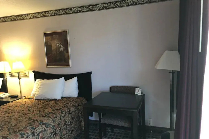 Room 5 of 15
