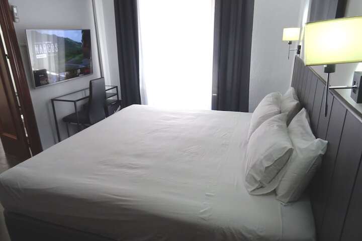 Room 6 of 32