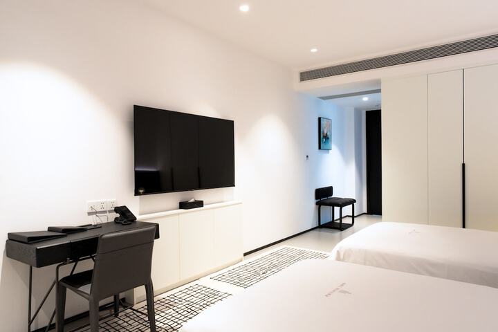 Room 10 of 100