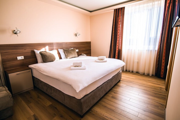 Room 2 of 10