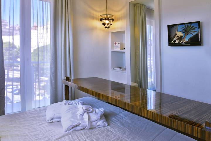 Room 34 of 212