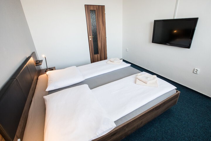 Room 9 of 28