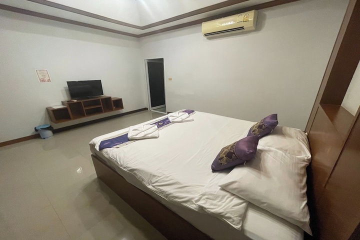 Room 12 of 80