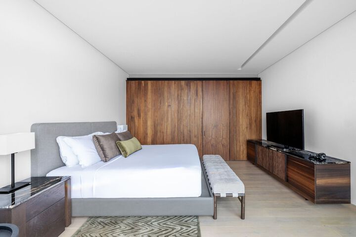 Room 40 of 146