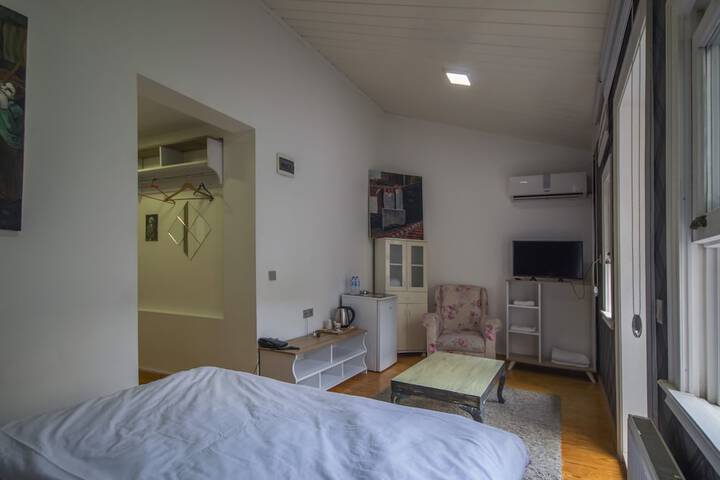 Room 42 of 99
