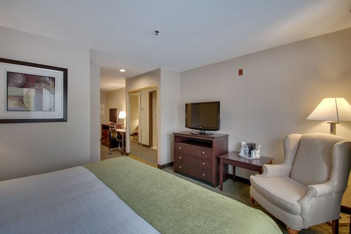 1 King Bed Microwave and Refrigerator WiFi Full Breakfast (8 of 15)