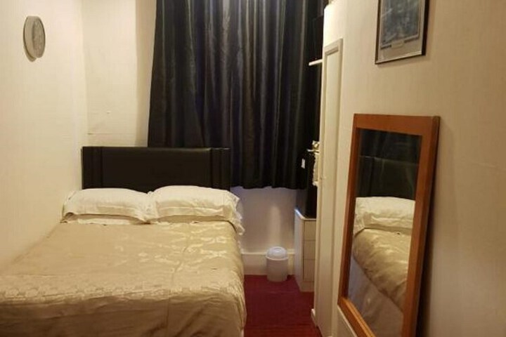 Room 17 of 39