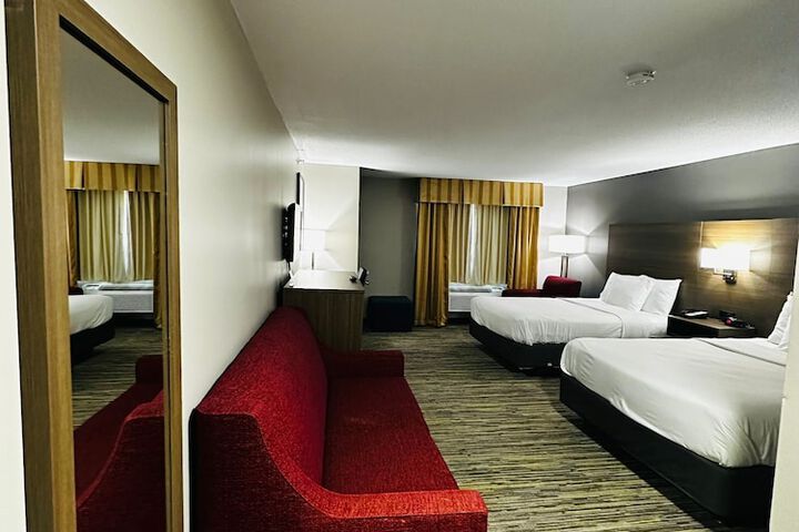 2 Queen Beds (2 of 7)
