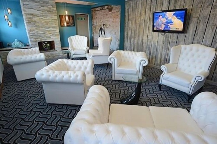 Lounge 49 of 53