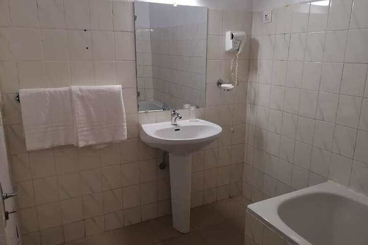 Room 13 of 27