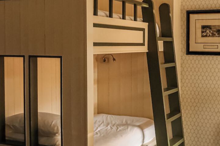 Room 17 of 103