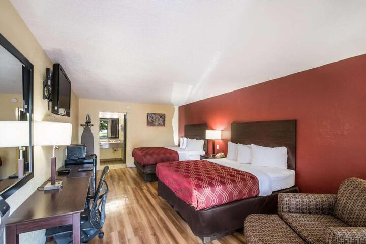 2 Queen Beds (4 of 6)