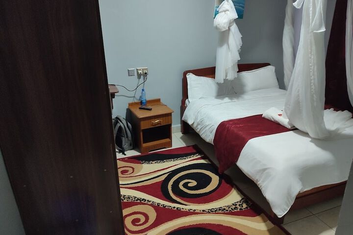 Room 6 of 33