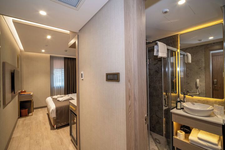 Room 10 of 170