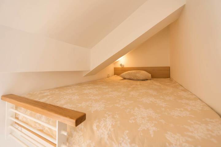 Room 2 of 83