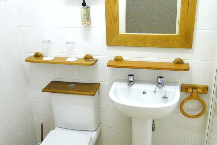Room 4 of 32