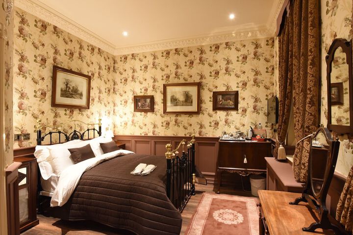Room 7 of 42