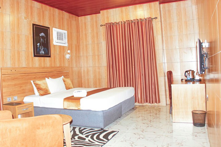 Room 3 of 8