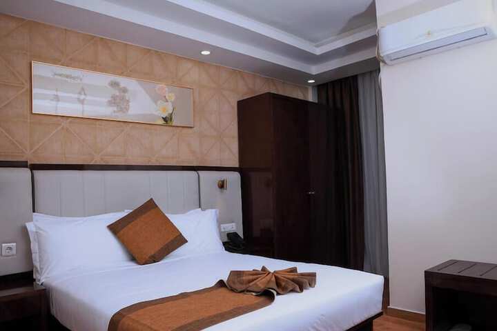Room 3 of 8