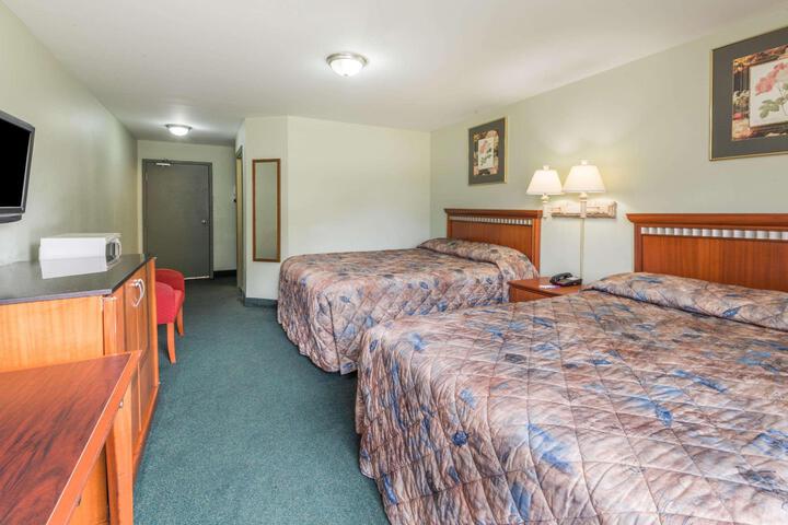 1 Queen Bed (4 of 11)