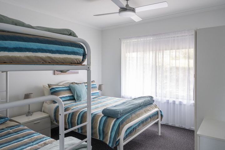 Room 5 of 166