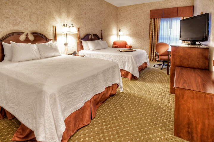 2 Queen Beds (2 of 3)