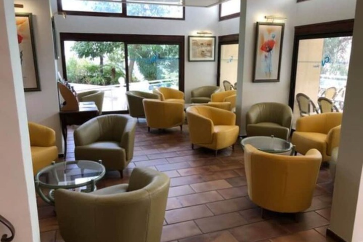 Lounge 34 of 48