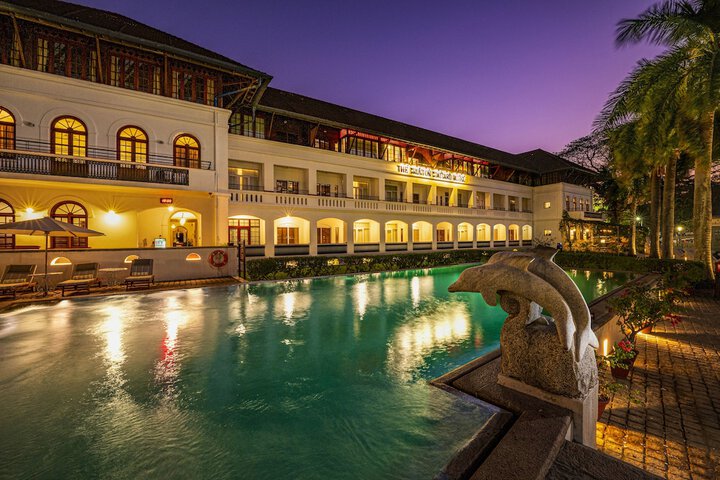 Hotel with Pool