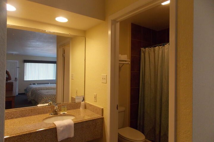 Room 2 of 128