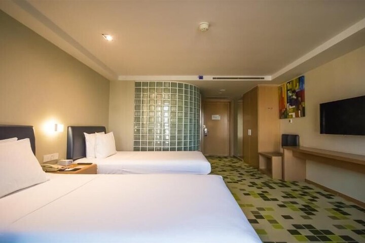 Room 9 of 42