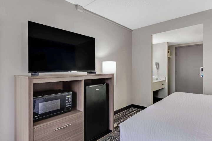 2 Queen Beds (2 of 10)