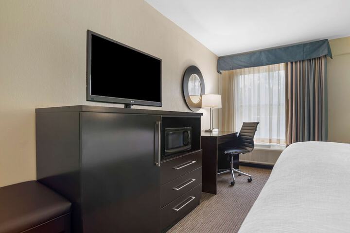 1 King Bed Microwave and Refrigerator Work Desk WiFi Full Breakfast (9 of 15)
