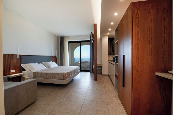 Room 27 of 213
