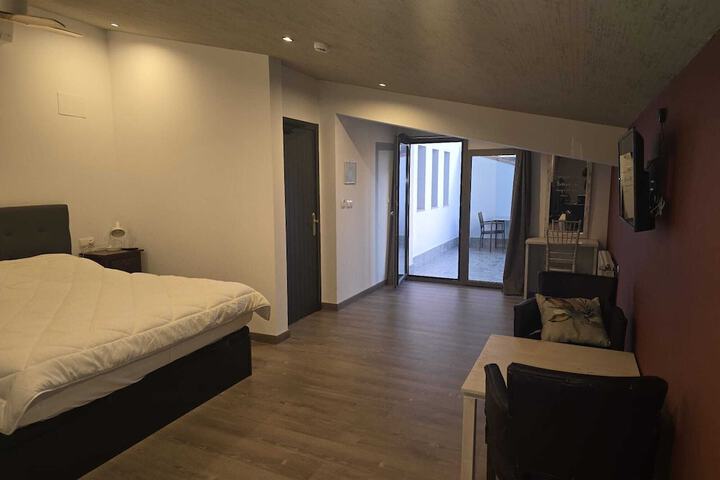 Room 9 of 77