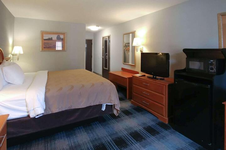 1 King Bed Accessible (8 of 9)