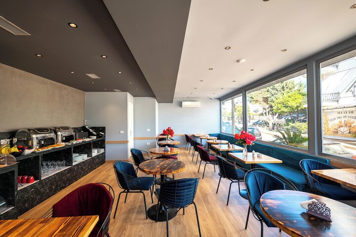Breakfast/Coffee Service 100 of 133