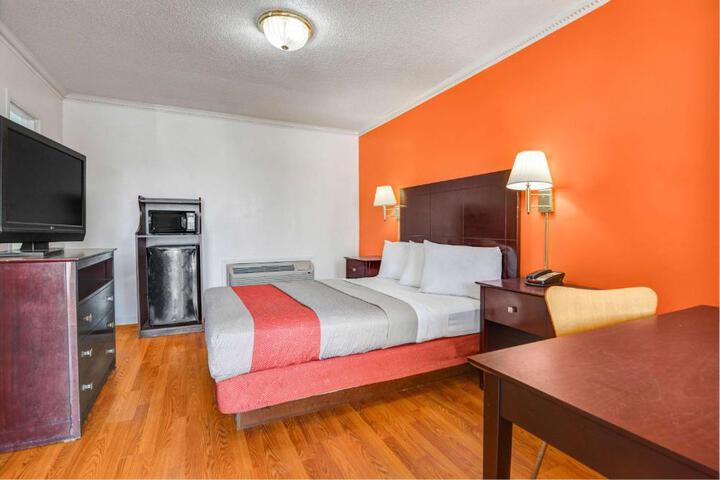 1 Queen Bed (2 of 9)