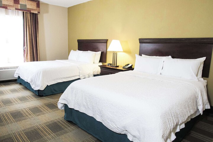 2 Queen Beds (1 of 16)