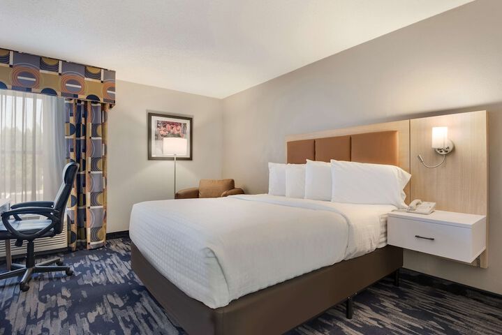 2 Queen Beds Flat Screen Television Microwave and Refrigerator High Speed Internet Accessible Full Breakfast (5 of 12)