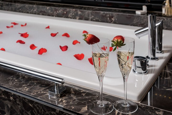 Room 8 of 98