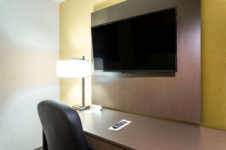 Room 11 of 32