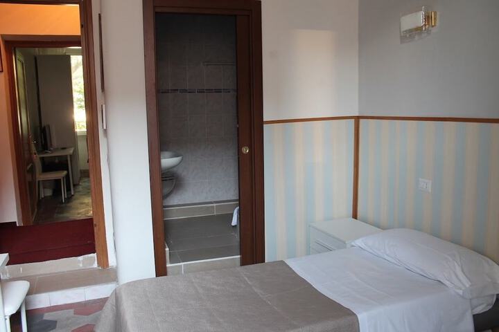 Room 10 of 30