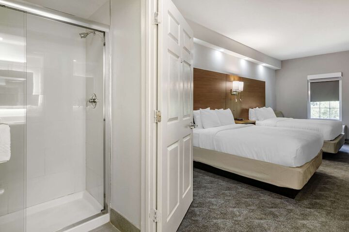 1 Queen Bed Accessible (7 of 7)