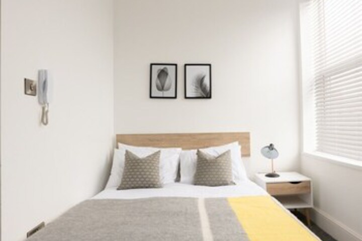 Room 6 of 167