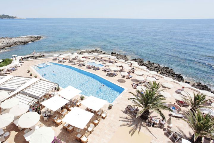 Hotel with Pool